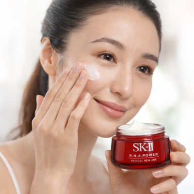 Hình ảnh sử dụng kem dưỡng da SK-II của Nhật giúp dưỡng ẩm sâu, làm sáng da và cải thiện độ đàn hồi, mang lại làn da căng bóng tự nhiên.
